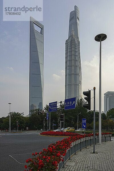 Die höchsten Wolkenkratzer der Sonderwirtschaftszone Pudong: Shanghai World Financial Center  Spitzname The Bottle Opener mit 492 Meter  Jin Mao Tower  Spitzname The Syringe mit 420 Meter und der 632 Meter hohe Shanghai Tower  Spitzname The Twist  Shanghai  Volksrepublik China