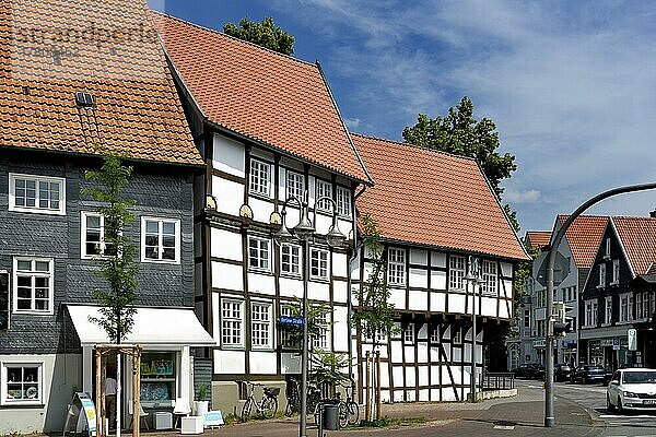 Ringförmige Bebauung mit historischen Fachwerkhäusern  am Kirchplatz  Gütersloh  Ostwestfalen  Nordrhein-Westfalen  Deutschland  Europa