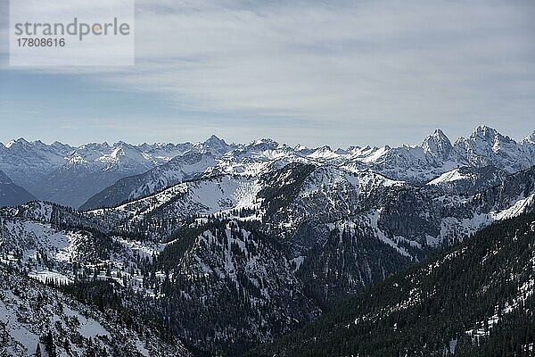 Rechts Tannheimer Berge  Berge im Winter  Ammergauer Alpen  Bayern  Deutschland  Europa