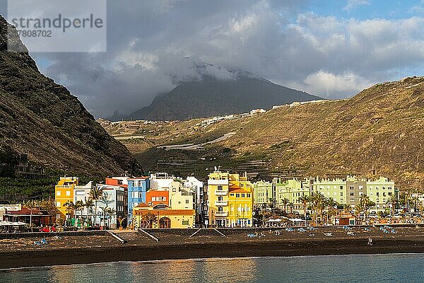 Lavastrand und bunte Häuser in Puerto de Tazacorte  Insel La Palma  Kanarische Inseln  Spanien  Europa