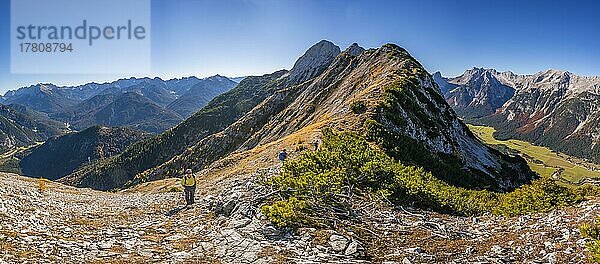 Bergsteiger  Wanderweg zur Arnspitze  bei Mittenwald  Bayern  Deutschland  Europa