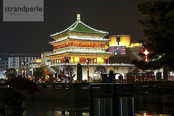 Beleuchteter Bell Tower  Glockenturm bei Nacht  Xi'An  Hauptstadt der Provinz Shaanxi  Volksrepublik China