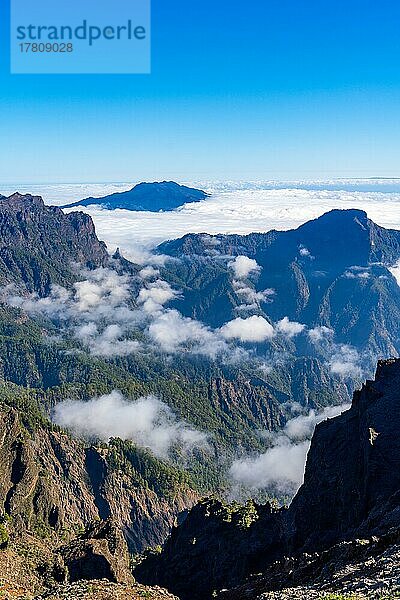 Blick vom Gipfel des Roque de los Muchachos über die Berglandschaft  Nationalpark Caldera de Taburiente  Insel Palma  Kanarische Inseln  Spanien  Europa