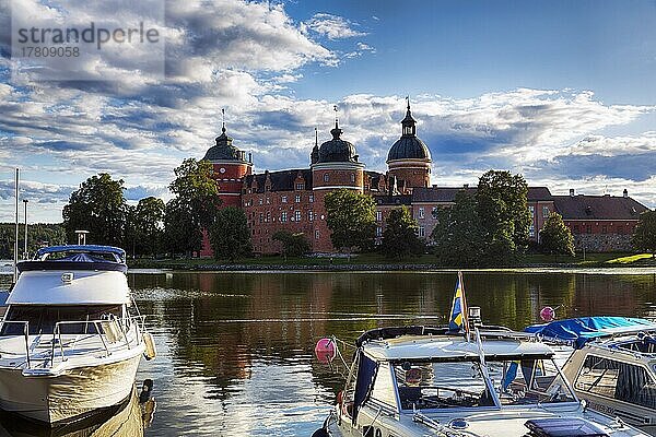 Boote im Yachthafen  Marina mit Blick auf das Schloss Gripsholm im Abendlicht  See Mälaren  Mälarsee  Mariefred  Strängnäs  Södermanlands län  Schweden  Europa