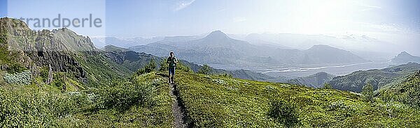 Wanderer auf Wanderweg am Bergkamm des Tindfjöll  Panorama  Nlick über Flusstal des FLuss Krossá  wilde Natur  Isländisches Hochland  Þórsmörk  Suðurland  Island  Europa