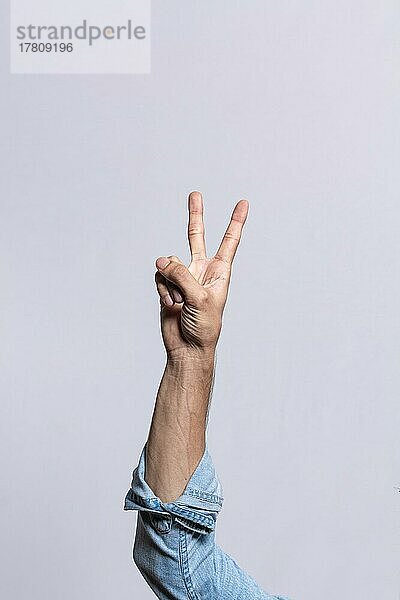 Hand zählt die Zahl zwei  Mann Hand zeigt die Zahl zwei  Guy Finger zählen die Zahl zwei auf isoliertem Hintergrund