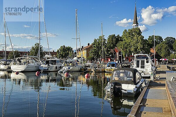 Boote im Yachthafen  Marina mit Blick auf den Ort  See Mälaren  Mälarsee  Mariefred  Strängnäs  Södermanlands län  Schweden  Europa