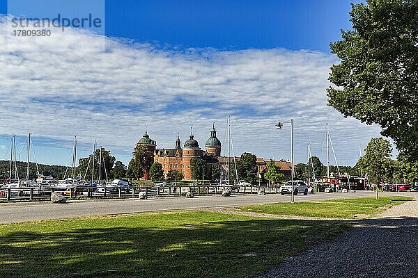 Blick auf den Yachthafen und das Schloss Gripsholm im Sommer  See Mälaren  Mälarsee  Mariefred  Strängnäs  Södermanlands län  Schweden  Europa