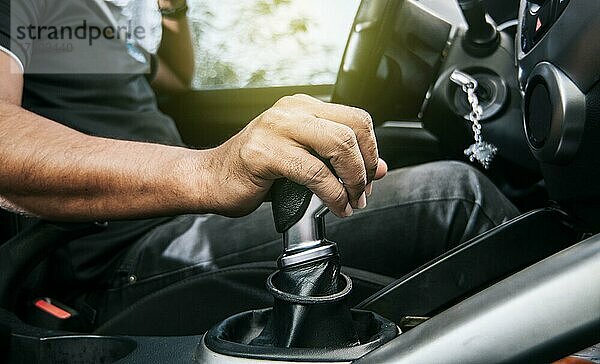 Konzept der Hand  die den Schalthebel eines Autos mit Kopierraum ergreift  Nahaufnahme der Hand des Fahrers am Schalthebel eines Autos  Nahaufnahme der Hände  die am Schalthebel Gas geben