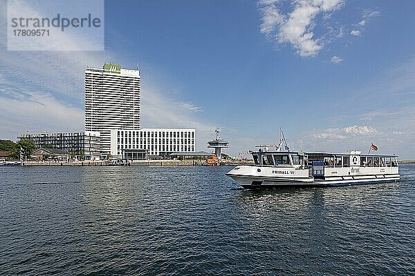 Hotel Maritim  Radarturm  Personenfähre  Travemünde  Lübeck  Schleswig-Holstein  Deutschland  Europa