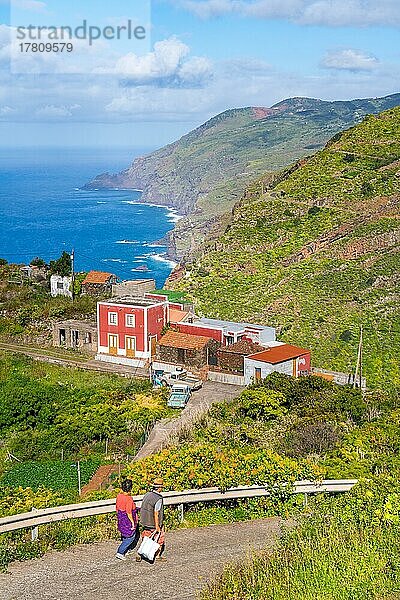 Häuser im Dorf El Tablado und Steilküste am Atlantik  Insel La Palma  Kanarische Inseln  Spanien  Europa