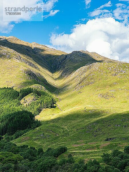 Berge in Licht und Schatten über dem Glenfinnan-Viadukt  West Highland Line in Glenfinnan  Inverness-shire  Schottland  UK