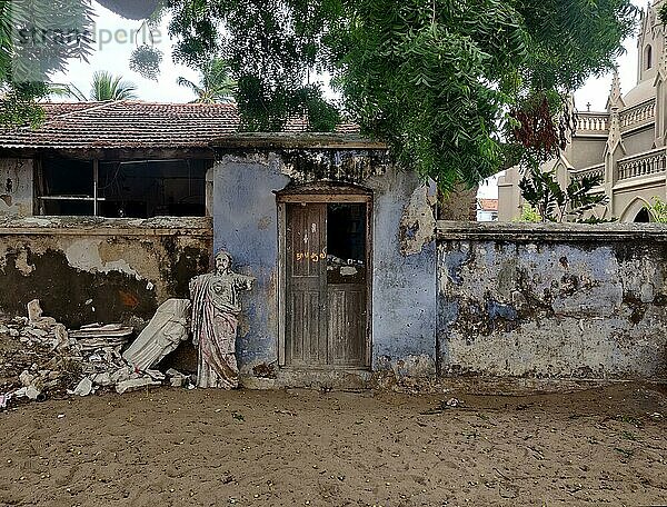 Traditionelle Hausstruktur mit zerstörten Skulpturen  Manapad  Tamil Nadu  Indien  Asien