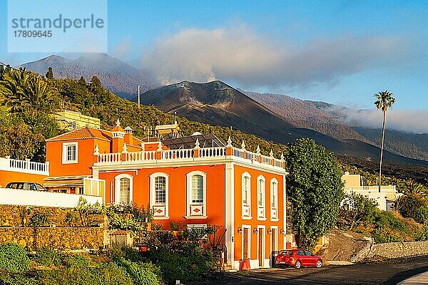 Historisches kanarisches Haus  hinten der Krater des neuen Vulkans Tajogaite vom Ausbruch 2021  Tajuya  Insel La Palma  Kanarische Inseln  Spanien  Europa