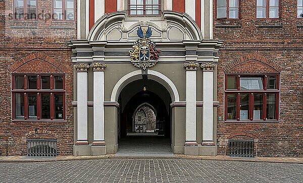 Barockportal des Rathaus Stralsund mit dem historischen Wappen  Stralsund  Mecklenburg-Vorpommern  Deutschland  Europa