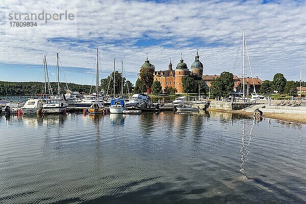 Blick auf den Yachthafen und das Schloss Gripsholm im Sommer  See Mälaren  Mälarsee  Mariefred  Strängnäs  Södermanlands län  Schweden  Europa