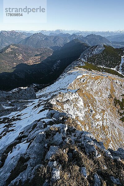 Gipfelgrat mit erstem Schnee im Herbst  Wanderweg zum Guffert  Ausblick auf Bergpanorama  Brandenberger Alpen  Tirol  Österreich  Europa