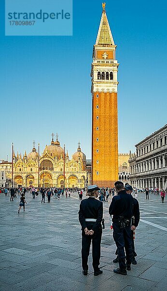Polizei patroulliert auf dem Markusplatz  Venedig  Italien  Europa