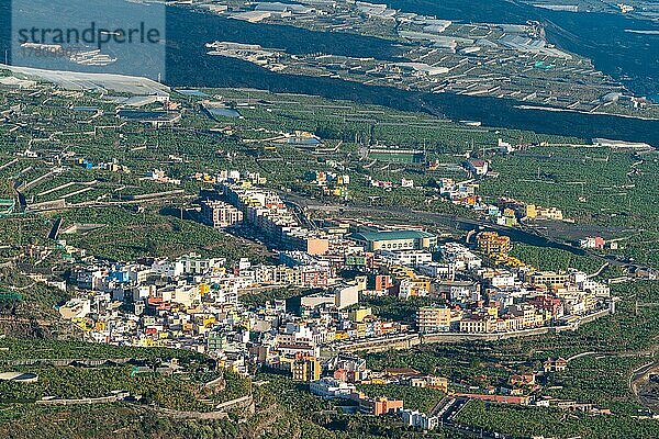 Stadtansicht  Blick vom Aussichtspunkt El Time nach Tazacorte  hinten der Lavastrom des neuen Vulkans Tajogaite  Insel La Palma  Kanarische Inseln  Spanien  Europa