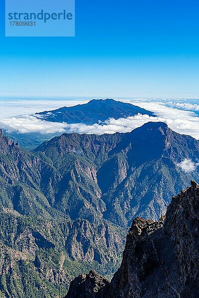 Blick vom Gipfel des Roque de los Muchachos über die Berglandschaft  Nationalpark Caldera de Taburiente  Insel Palma  Kanarische Inseln  Spanien  Europa