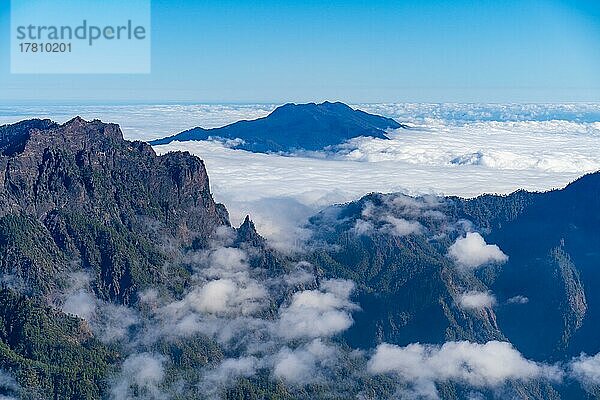 Blick vom Gipfel des Roque de los Muchachos über die Berglandschaft  Nationalpark Caldera de Taburiente  Insel Palma  Kanarische Inseln  Spanien  Europa