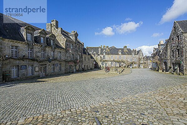 Dorfplatz mit altem Pferdekarren und Brunnen  Locronan  als eines der schönsten Dörfer Frankreichs ausgezeichnet  Departement Finistere  Region Bretagne  Frankreich  Europa