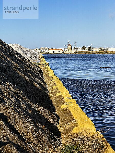 Abraumhalde an Saline  traditionelle Windmühle zur Salzgewinnung am Horizont  Mulino Maria Stella  Trapani  Salzstraße  Sizilien  Italien  Europa