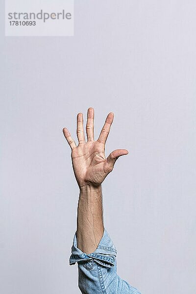 Hand zählt die Zahl fünf  Mann Hand zeigt die Zahl fünf  Guy Finger zählen Zahl fünf auf isoliertem Hintergrund