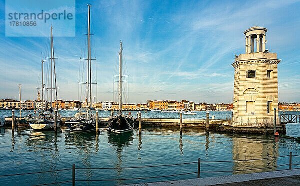 Leuchtturm auf der Insel San Giorgio Maggiore  Venedig  Italien  Europa