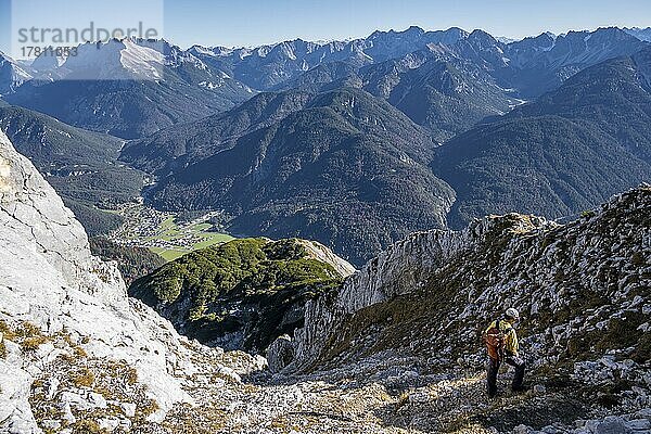 Bergsteiger beim Abstieg  Wanderweg zur Arnspitze  bei Mittenwald  Bayern  Deutschland  Europa
