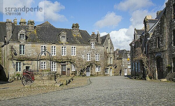 Dorfplatz mit altem Pferdekarren und Brunnen  Locronan  als eines der schönsten Dörfer Frankreichs ausgezeichnet  Departement Finistere  Region Bretagne  Frankreich  Europa
