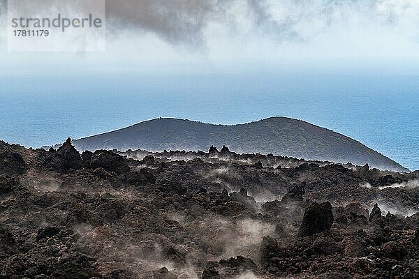 Wasserdampf nach dem Regen über dem Lavastrom des Vulkans Tajogaite vom Ausbruch 2021  Insel La Palma  Kanarische Inseln  Spanien  Europa