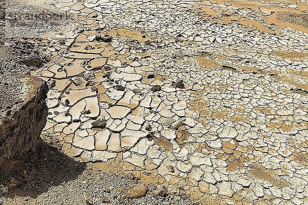 Ausgetrockneter Boden  Trockenrisse nach Überschwemmung  Dürre  Klimawandel  Andalusien  Spanien  Europa