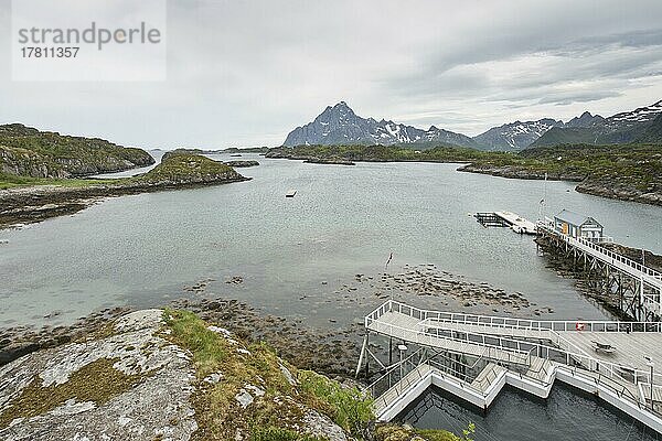 Fjordlandschaft  Kabelvag  Lofoten  Norwegen  Europa