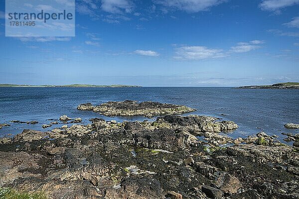 Küstenszene mit Blick auf die Insel Papa Stour  West Mainland  Shetland Inseln  Schottland  Großbritannien  Europa