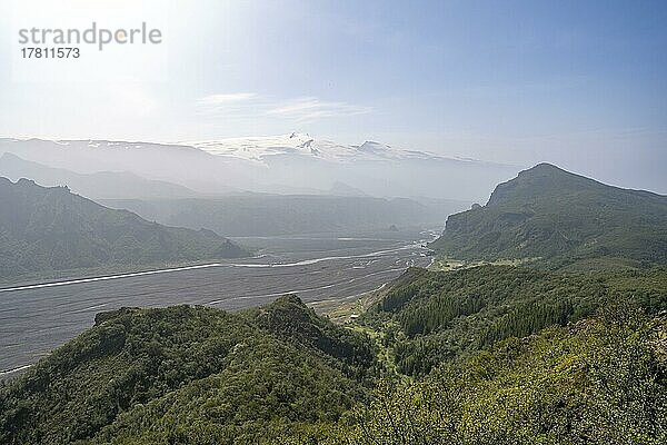 Ausblick auf Tal mit Fluss Krossá  hinten Gletscher Eyjafjallajökull  Bergkamm des Tindfjöll  wilde Natur  Isländisches Hochland  Þórsmörk  Suðurland  Island  Europa