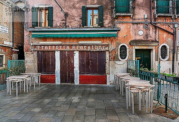 Venezianische Hausfassaden in der Lagunenstadt Venedig  Venedig  Italien  Europa