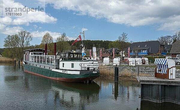 Restaurantschiff im Hafen von Sellin  Rügen  Mecklenburg-Vorpommern  Deutschland  Europa