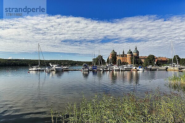 Blick auf den Yachthafen und das Schloss Gripsholm im Sommer  See Mälaren  Mälarsee  Mariefred  Strängnäs  Södermanlands län  Schweden  Europa