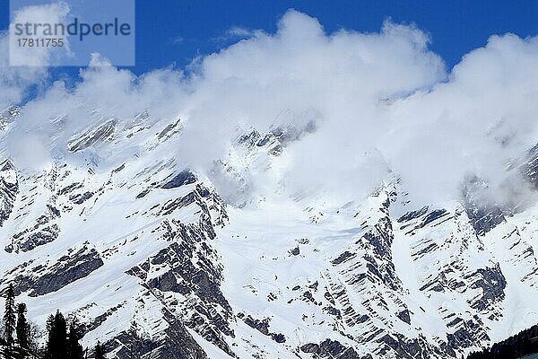 Schnee in den Bergen  ziehende Wolken  Manali Himachal Pradesh  Indien  Asien