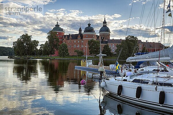 Boot im Yachthafen  Marina mit Blick auf das Schloss Gripsholm im Abendlicht  See Mälaren  Mälarsee  Mariefred  Strängnäs  Södermanlands län  Schweden  Europa