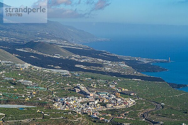 Stadtansicht  Blick vom Aussichtspunkt El Time nach Tazacorte  hinten der Lavastrom des neuen Vulkans Tajogaite  Insel La Palma  Kanarische Inseln  Spanien  Europa