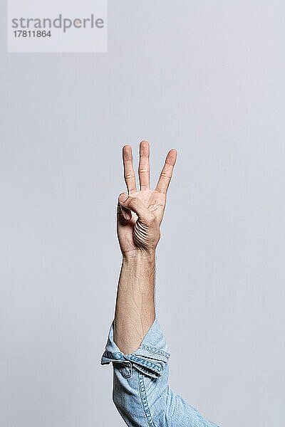Hand zählende Zahl drei  Mann Hand zeigt Zahl drei  Guy Finger zählen Zahl drei auf isoliertem Hintergrund