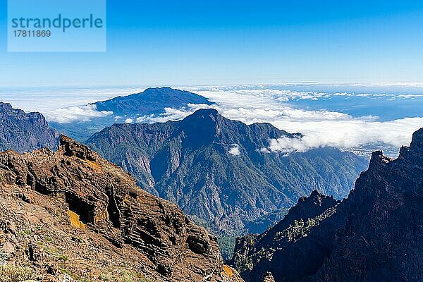 Blick vom Gipfel des Roque de los Muchachos über die Berglandschaft  Nationalpark Caldera de Taburiente  Insel Palma  Kanarische Inseln  Spanien  Europa