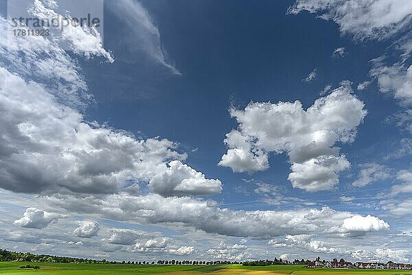 Landschaft mit Wolkenhimmel  rechts Kalchreuth  Mittelfranken  Bayern  Deutschland  Europa