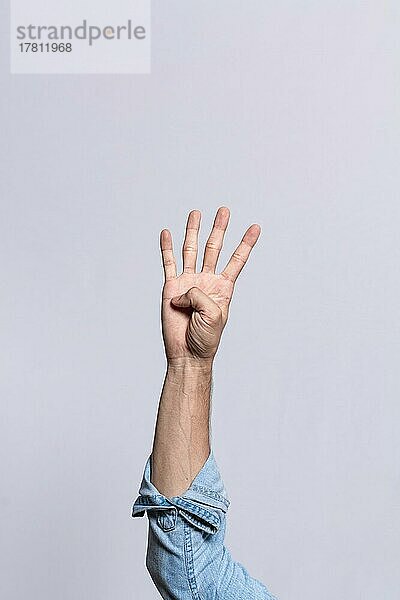 Hand zählende Zahl vier  Mann Hand zeigt Zahl vier  Guy Finger zählen Zahl vier auf isoliertem Hintergrund
