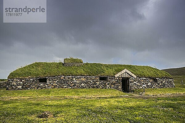 Rekonstruiertes Wikinger-Langhaus  Heroldswick  Unst  Shetland Inseln  Schottland  Großbritannien  Europa