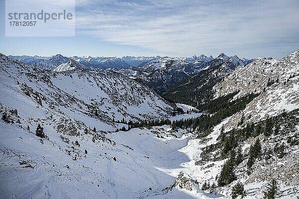 Einsames Bergtal  Blick auf Tannheimer Berge mit Gimpel und Rote Flüh  rechts Geierköpfe  Berge im Winter  Ammergauer Alpen  Bayern  Deutschland  Europa