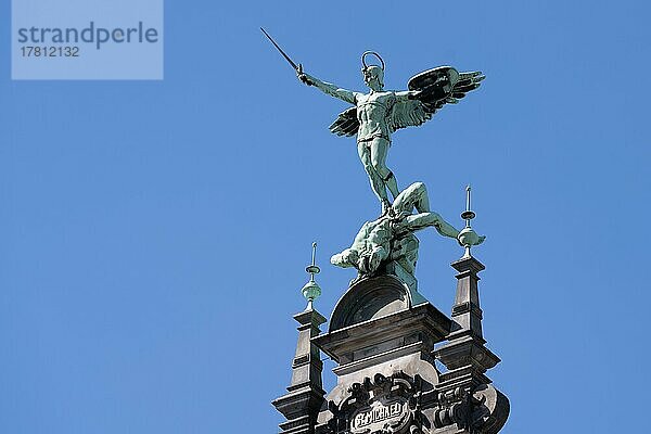 Bronzeskulptur auf dem Rathaus Hamburg  Erzengel St. Michael bezwingt mit Schwert den Satan  Hamburg  Deutschland  Europa