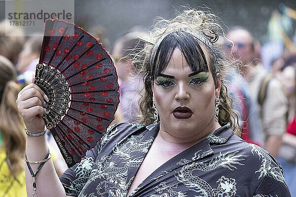 Geschminkter Transvestit mit Fächer auf der CSD Parade  Köln  Nordrhein-Westfalen  Deutschland  Europa